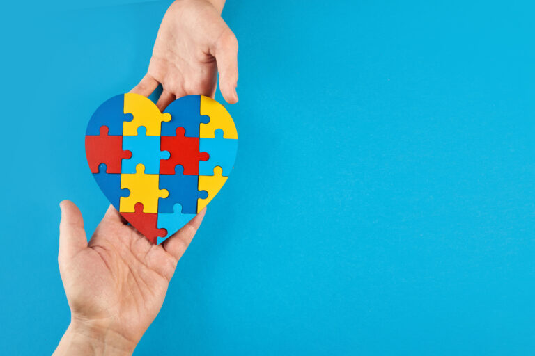 Fonoaudióloga atendendo paciente autista em ambiente terapêutico humanizado