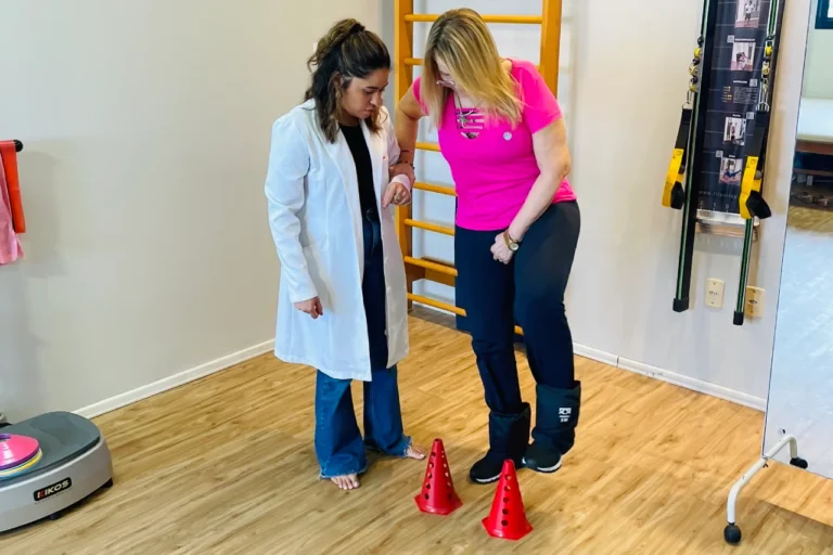 Profissional da saúde atendendo paciente em casa com cuidado e atenção